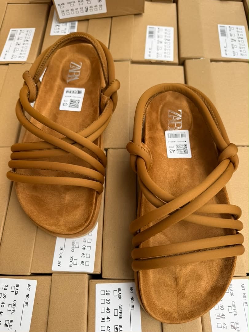 kisilu_r's tweet photo. Sandales à 34$ pointure disponible 37-45 uniquement 
🇨🇩🇨🇩 +243893202023
Nous livrons 📦🚚🛩️✈️:
#Boma
#Muanda
#Matadi
#Mbijimayi
#Kolwezi
#Likasi
#Lubumbashie 
#Kinshasa https://t.co/i0vvkJ7Kur