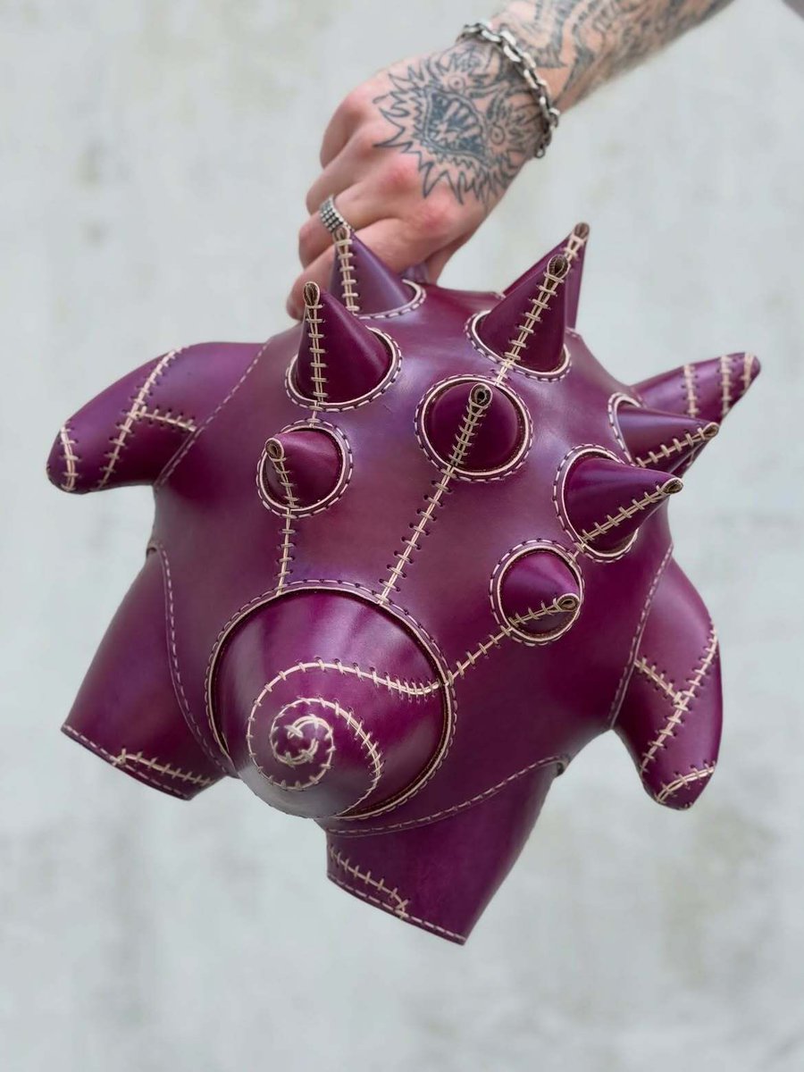 JustFreshKicks's tweet photo. Gengar figure by Red Forest Leather Works 😈 https://t.co/jkQRTzKySi