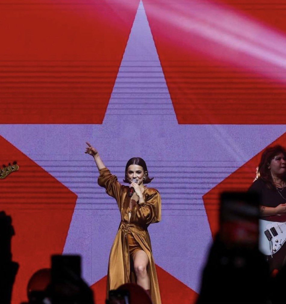 tanamidiaa's tweet photo. Se lembram quando Manu Gavassi declarou apoio a Lula durante um de seus shows? https://t.co/31UcCgFLhC