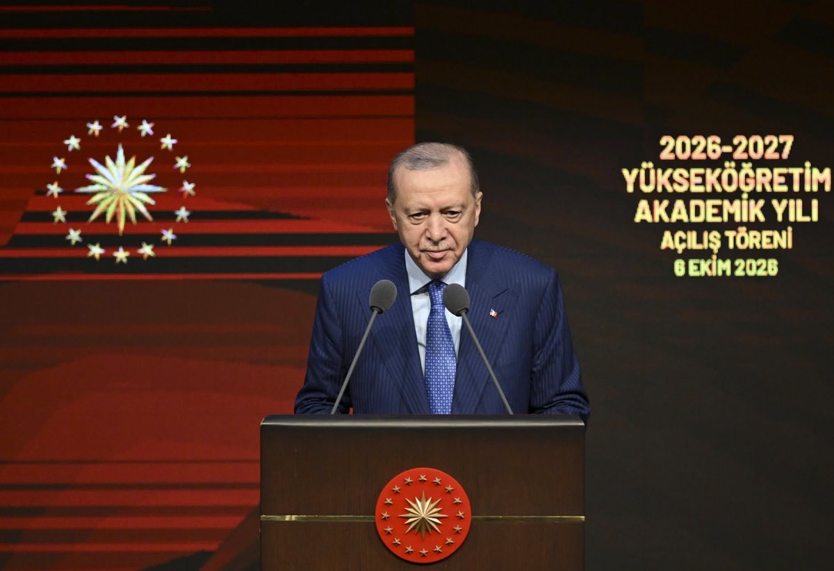 universitemDEU's tweet photo. 🏛️ Cumhurbaşkanımız Sayın Recep Tayyip Erdoğan’ın teşrifleriyle, Beştepe Millet Kongre ve Kültür Merkezi’nde Yükseköğretim Kurulu 2026-2027 Akademik Yılı Açılış Töreni gerçekleştirildi.

🇹🇷 Türkiye’nin 208 üniversitesini bir araya getiren törende; devlet erkânı, bakanlar, Yükseköğretim Kurulu Başkanı Prof. Dr. Erol Özvar, rektörler, akademisyenler ve öğrenciler bir araya geldi.

🤝 Rektörümüz Prof. Dr. Bayram Yılmaz’ın da katıldığı törene; dekanlarımız, fakülte ve yüksekokul yöneticilerimiz ile akademik personelimiz eşlik etti.

📚 Yeni akademik yılın ülkemiz, üniversitelerimiz, akademisyenlerimiz ve öğrencilerimiz için hayırlı olmasını temenni ediyoruz.

#DokuzEylülÜniversitesi
#DEÜ
#BiliminveHayatınMerkeziDEÜ
#AkademikAçılış