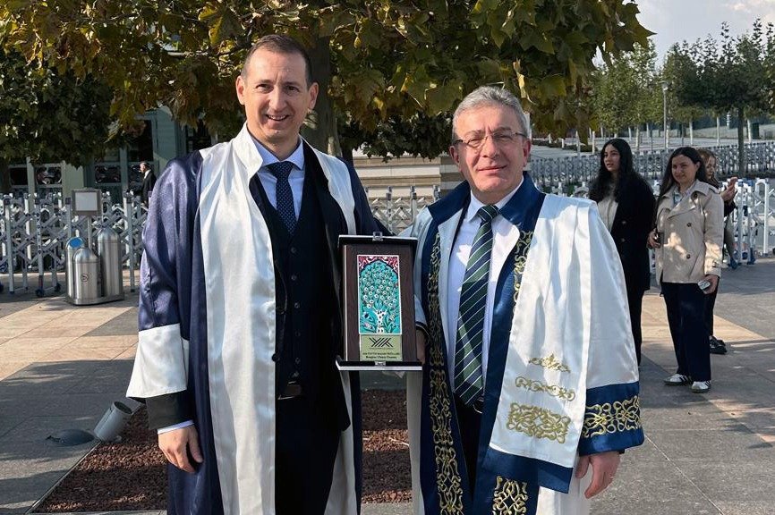 universitemDEU's tweet photo. 🏛️ Cumhurbaşkanımız Sayın Recep Tayyip Erdoğan’ın teşrifleriyle, Beştepe Millet Kongre ve Kültür Merkezi’nde Yükseköğretim Kurulu 2026-2027 Akademik Yılı Açılış Töreni gerçekleştirildi.

🇹🇷 Türkiye’nin 208 üniversitesini bir araya getiren törende; devlet erkânı, bakanlar, Yükseköğretim Kurulu Başkanı Prof. Dr. Erol Özvar, rektörler, akademisyenler ve öğrenciler bir araya geldi.

🤝 Rektörümüz Prof. Dr. Bayram Yılmaz’ın da katıldığı törene; dekanlarımız, fakülte ve yüksekokul yöneticilerimiz ile akademik personelimiz eşlik etti.

📚 Yeni akademik yılın ülkemiz, üniversitelerimiz, akademisyenlerimiz ve öğrencilerimiz için hayırlı olmasını temenni ediyoruz.

#DokuzEylülÜniversitesi
#DEÜ
#BiliminveHayatınMerkeziDEÜ
#AkademikAçılış