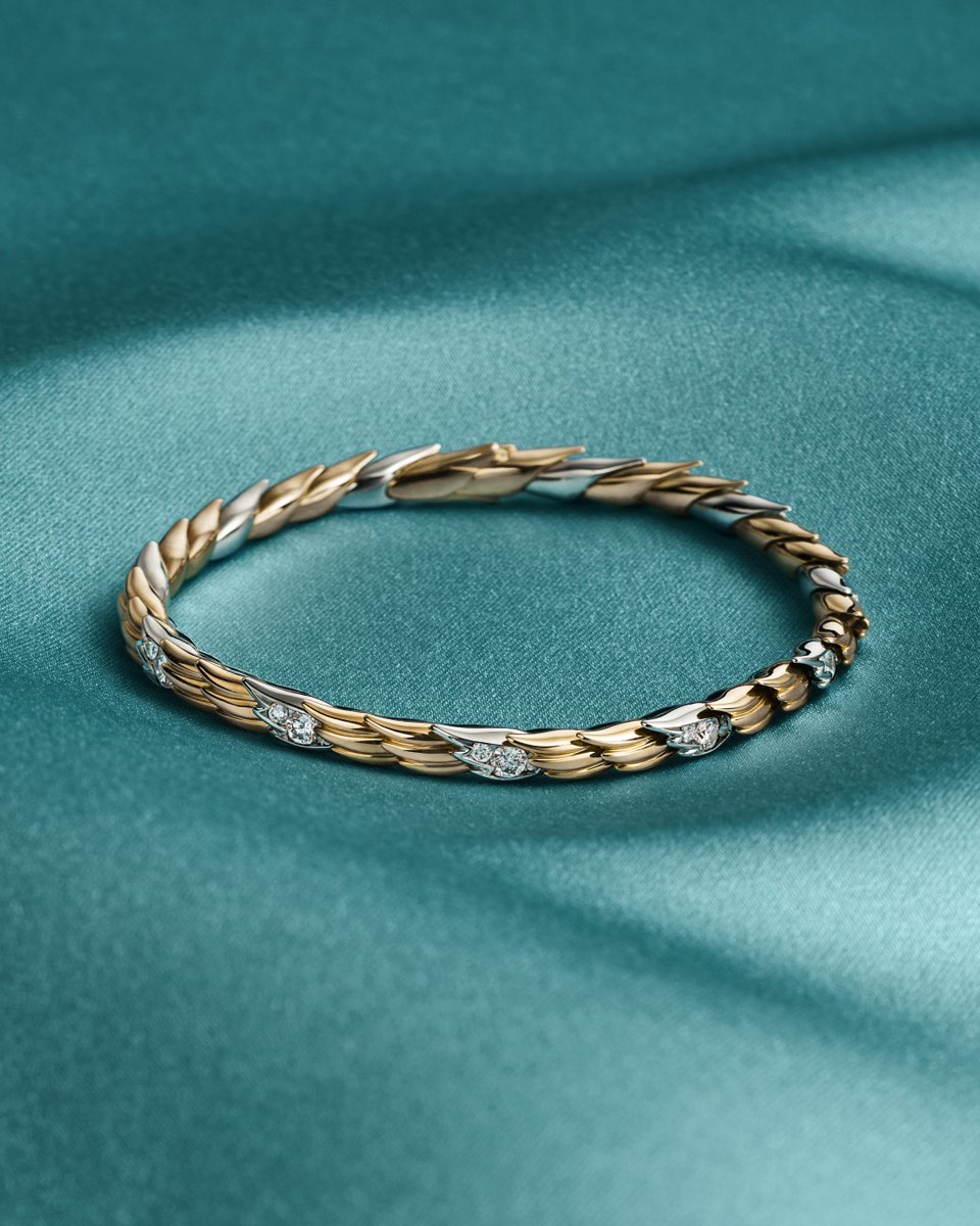 TiffanyAndCo's tweet photo. Taking inspiration from Tiffany & Co.’s legacy of mixing metals, the 18k gold and platinum articulated bracelet from the new Bird on a Rock collection is meticulously crafted to create distinct, sculptural wings. Nesting together, the diamond half-pavé motif evokes wings fluttering upward about to take flight. #TiffanyAndCo

Discover more: https://t.co/5LWsqrh2kL