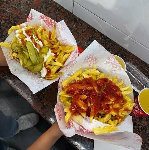 gusholderhaber's tweet photo. Ekmek, patates ve ketçaptan oluşan patsonun maliyeti 22,50 TL olarak hesaplanırken, bazı büfelerde 340 TL'ye satılıyor. (TGRT)

♦️Sandviç ekmeği: 4-5 TL
♦️150 gram patates: 13,50 TL
♦️Ayçiçek yağı: 2 TL
♦️Ketçap + mayonez + tuz: 3 TL https://t.co/CXXBNTxaQh
