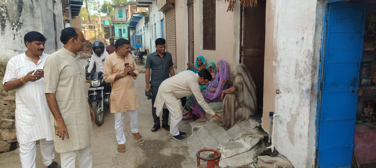 mla_pradeep's tweet photo. आज सेवड़ा नगर गहोई वाटिका में मुन्ना गंधी की धर्मपत्नी के निधन पर आज उनके यहां त्रयोदशी गंग भोज भंडारा में पहुंचे इसके बाद सेवड़ा नगर परवेज कुरैशी जी के पिताजी के निधन पर उनके निज निवास पर पहुंचे सेवड़ा विधायक माननीय प्रदीप अग्रवाल जी शोक संवेदना व्यक्त की https://t.co/cWIrUDrKxG