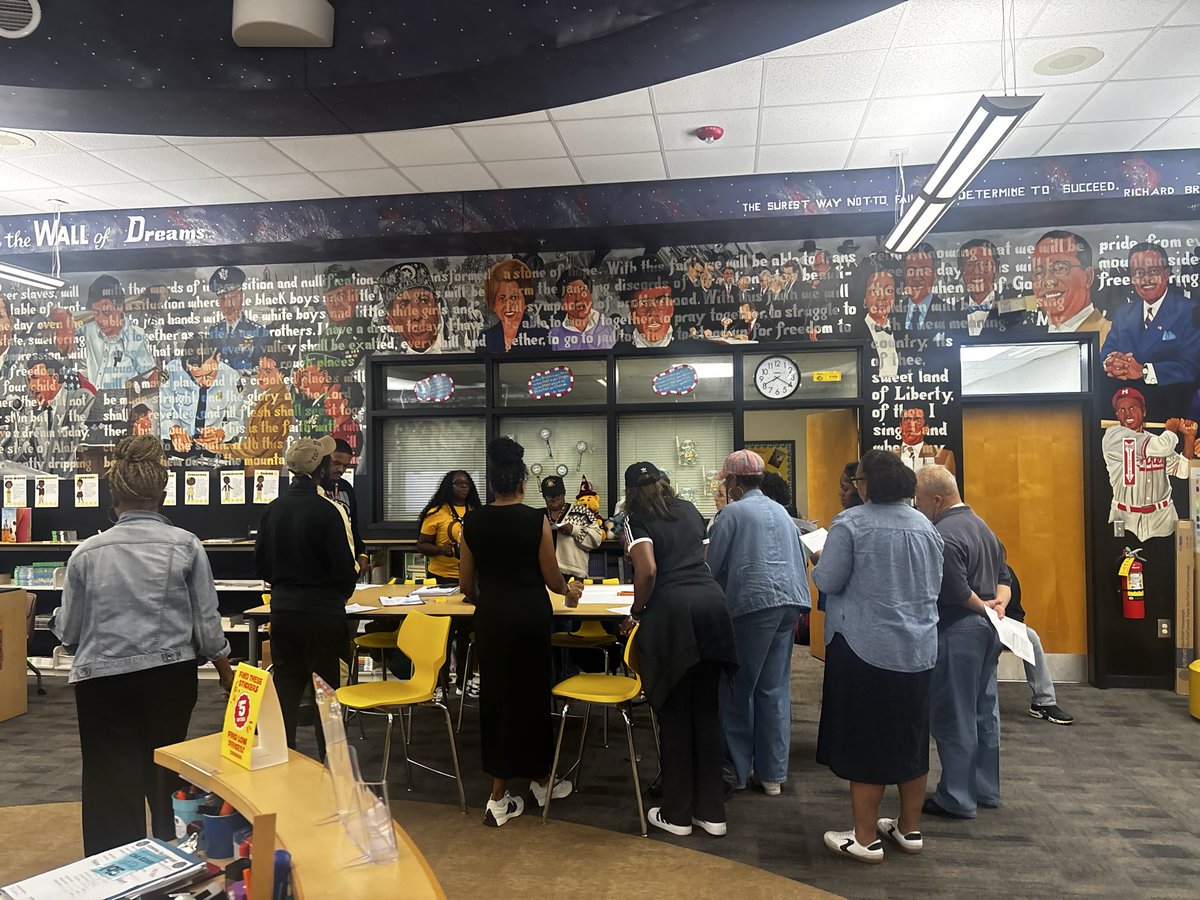 soglesby93's tweet photo. PD Days @StonewallTell #TeachersLearn #TeachersApply #StudentsWin @NPorter17 @TracyMcdonaldt2 https://t.co/XyNpUoMJZF