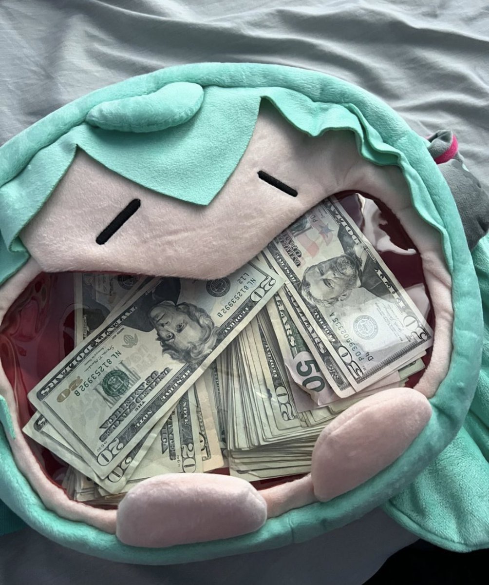 HatsuneMiku's tweet photo. Rich Miku 💸 https://t.co/SYfn8800o0