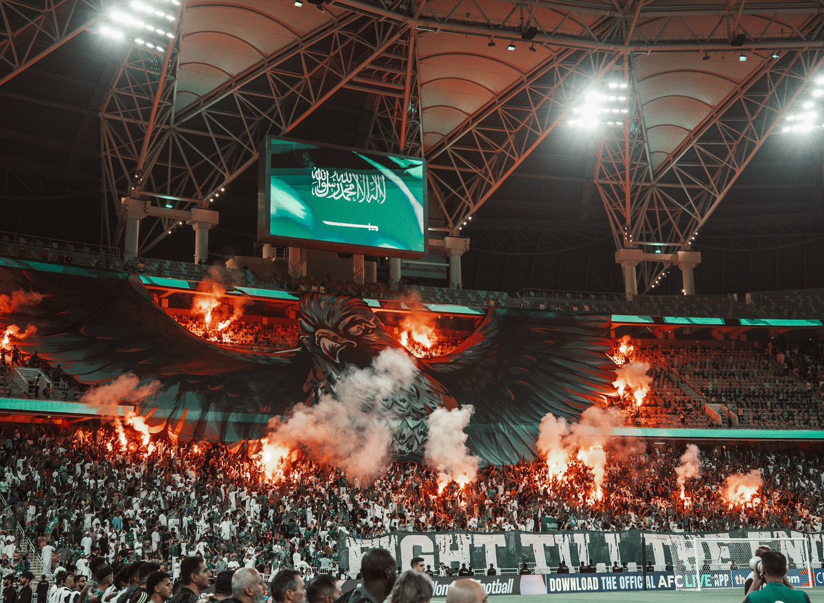 iih4u's tweet photo. لو تامرين الرمل عنّك نلمّه
ولو تعطشين الدم لك منا مسكوب

مبروك يا أغلى بلد 🇸🇦❤️ https://t.co/pEuXTx29QE