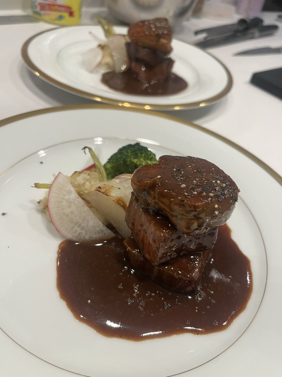 yosuke_chef's tweet photo. ロッシーニステーキ

牛ヒレ肉とハンガリー産フォワグラ、
フォンドヴォーと赤ワインを煮詰めたソースに、トリュフを混ぜ込んで仕上げてます！

#出張料理 https://t.co/ghi5sIUXPp
