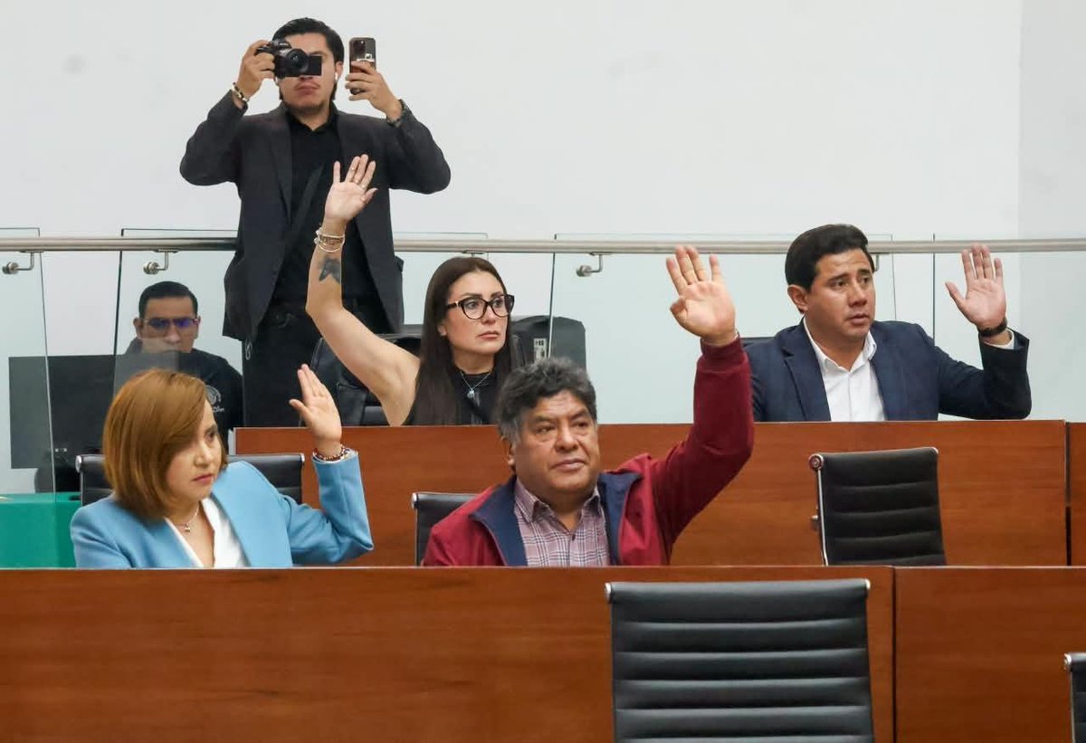 plataforma3mx's tweet photo. 🏛️ Habitantes de Guadalupe Ixcotla y San Pedro Ecatepec se manifestaron durante la sesión del Congreso de Tlaxcala. Los primeros pidieron investigar a la alcaldesa de Chiautempan; los segundos rechazaron el PODECIBI. https://t.co/ttwuBP0jOq