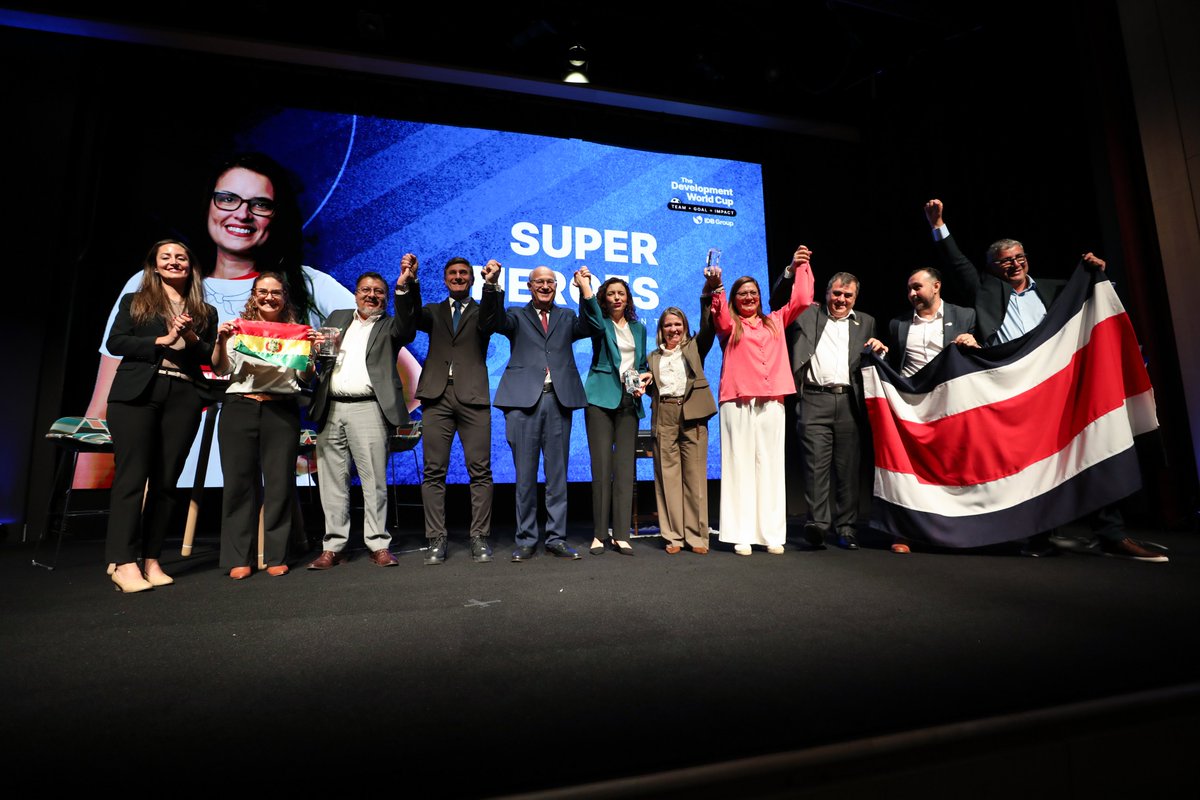 igoldfajn's tweet photo. Today was the culmination of a great IDB Group initiative: recognizing our Superheroes of Development.

What stood out was the determination and creativity of the teams. Their projects were very different, but they shared one thing in common: they faced obstacles, adapted, and generated lessons that others can build on.

Congratulations to all our finalists and winners from Costa Rica, Colombia, and Bolivia.

And thank you to soccer star and philanthropist Javier Zanetti for joining us and sharing his perspective on what makes great teams succeed.

Learn more: https://t.co/Nj8TbXOoru
-----
Hoy culminó una gran iniciativa del Grupo BID: el reconocimiento a nuestros Superhéroes del Desarrollo.

Lo que más se destacó fue la determinación y creatividad de los equipos. Sus proyectos fueron muy diferentes, pero tuvieron algo en común: enfrentaron obstáculos, se adaptaron y generaron aprendizajes que otros pueden aprovechar.

Felicitaciones a todos nuestros finalistas y ganadores de Costa Rica, Colombia y Bolivia.

Y gracias a la estrella del fútbol y filántropo Javier Zanetti por acompañarnos y compartir su perspectiva sobre lo que hace que los grandes equipos tengan éxito.

Conoce más: https://t.co/CL5OxghyvS
-----
Hoje foi o ápice de uma grande iniciativa do Grupo BID: o reconhecimento dos nossos Super-Heróis do Desenvolvimento.

O maior destaque foi a determinação e a criatividade das equipes. Seus projetos foram muito diversos, mas tiveram algo em comum: enfrentaram obstáculos, adaptaram-se e geraram aprendizados que outros podem aproveitar.

Parabéns a todos os nossos finalistas e vencedores da Costa Rica, Colômbia e Bolívia.

E obrigado ao craque do futebol e filantropo Javier Zanetti por se juntar a nós e compartilhar sua perspectiva sobre o que faz grandes equipes terem sucesso.

Saiba mais: https://t.co/IDotn9dhMc
