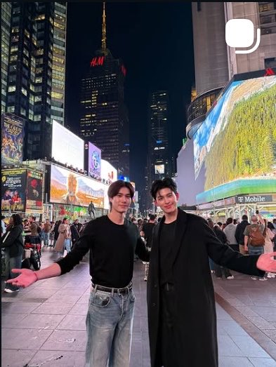 buzunkalbii's tweet photo. What do you call it when a man changes his feed for the second time just to put a picture with his love back as the first one? 👀 https://t.co/LjVLjrkEp1