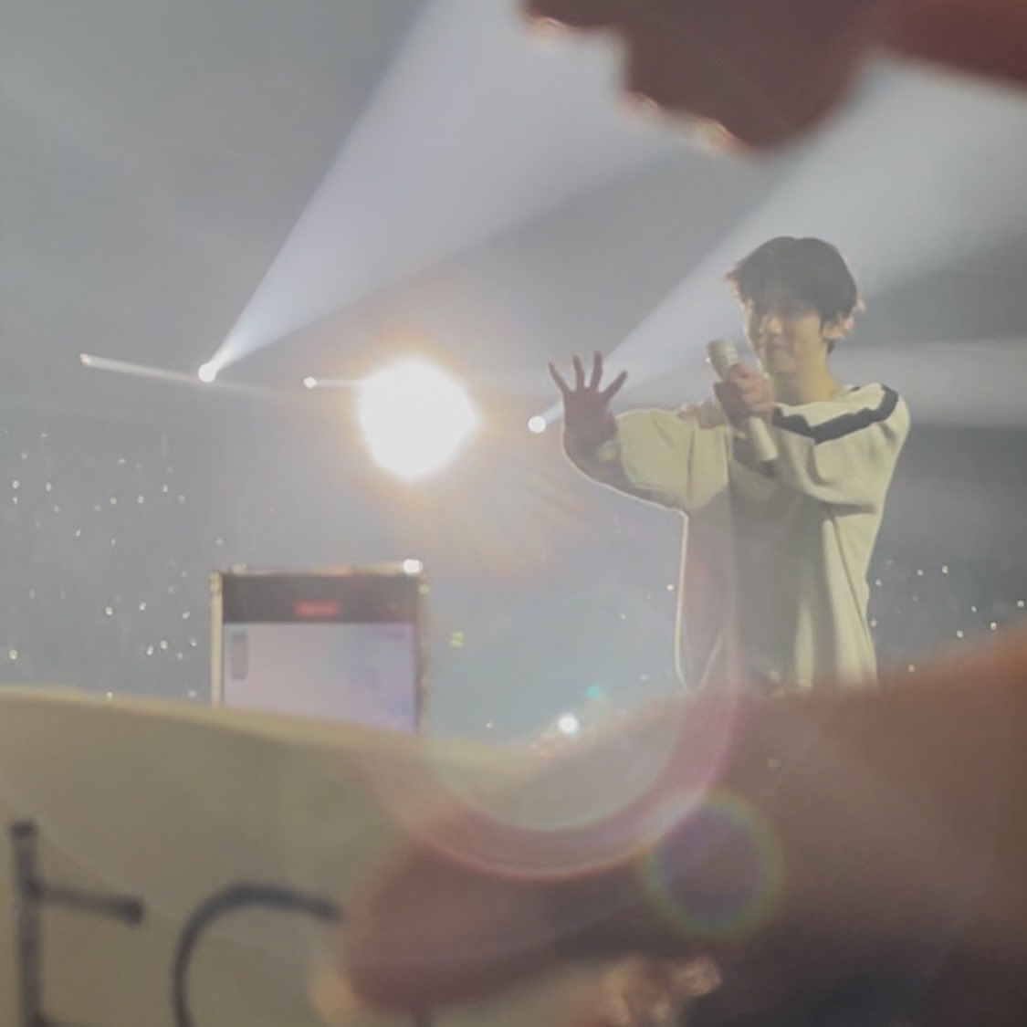 soob_you's tweet photo. 스탠딩 많이는 안가봣지만 소소한 팁이 있다면

다른 짐들 물품보관함에 맡겨두고
모아봉 주머니 하나에만 보조배터리, 슬로건(고무줄로 말기) 넣어서 들어가면 집이 진짜 하나도 없음

주머니 손목에 끼워두고 왼손 모아봉 오른손 촬영 쌉가넝~ https://t.co/zAPiRE8HcI