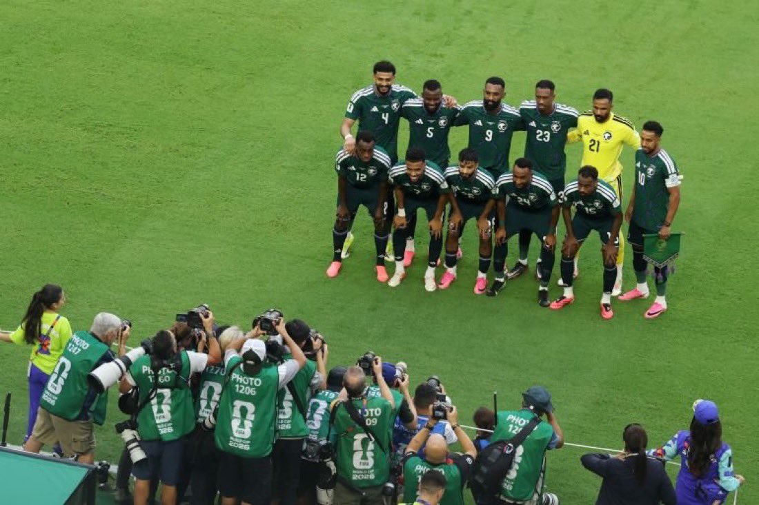 SamiVVD's tweet photo. أجيال كبرت ولا شافت بطولة مع المنتخب واليوم بعد أكثر من عشرين عام وسنوات عجاف نحقق بطولة واللي زادها فرحة في أرضنا وبين جمهورنا 

القمة مكانك يا أخضر والفرحة ما تليق الا بك وباذن الله انها بداية العودة للمنصات من جديد وترجع لنا أمجادك الكبيرة 

مبروك يا أعظم بلد 💚 https://t.co/eWClkVicCk