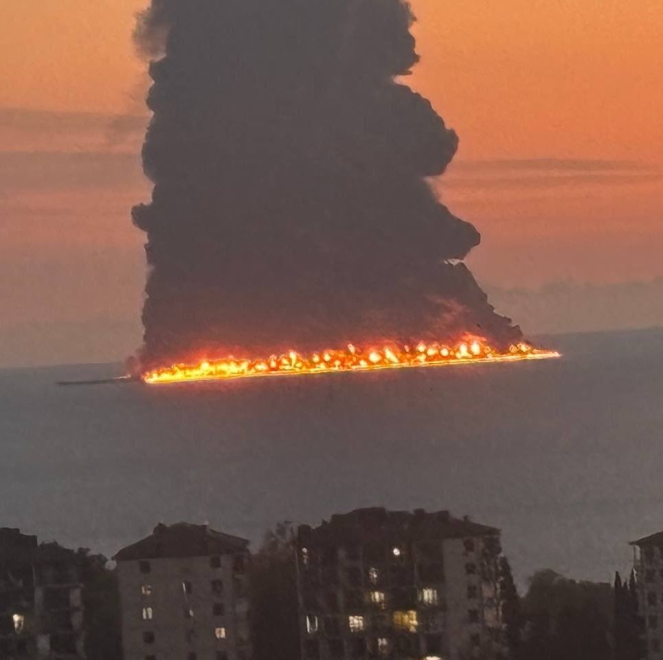 GlobeEyeNews's tweet photo. Ukraine strikes an oil tanker, which is now burning off the coast of Sochi, Russia. https://t.co/WntNZMv20u