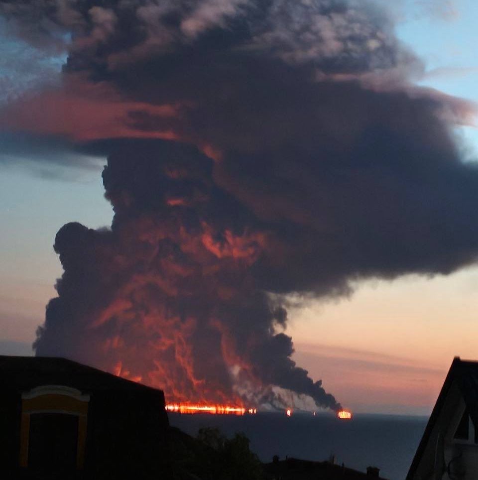GlobeEyeNews's tweet photo. Ukraine strikes an oil tanker, which is now burning off the coast of Sochi, Russia. https://t.co/WntNZMv20u