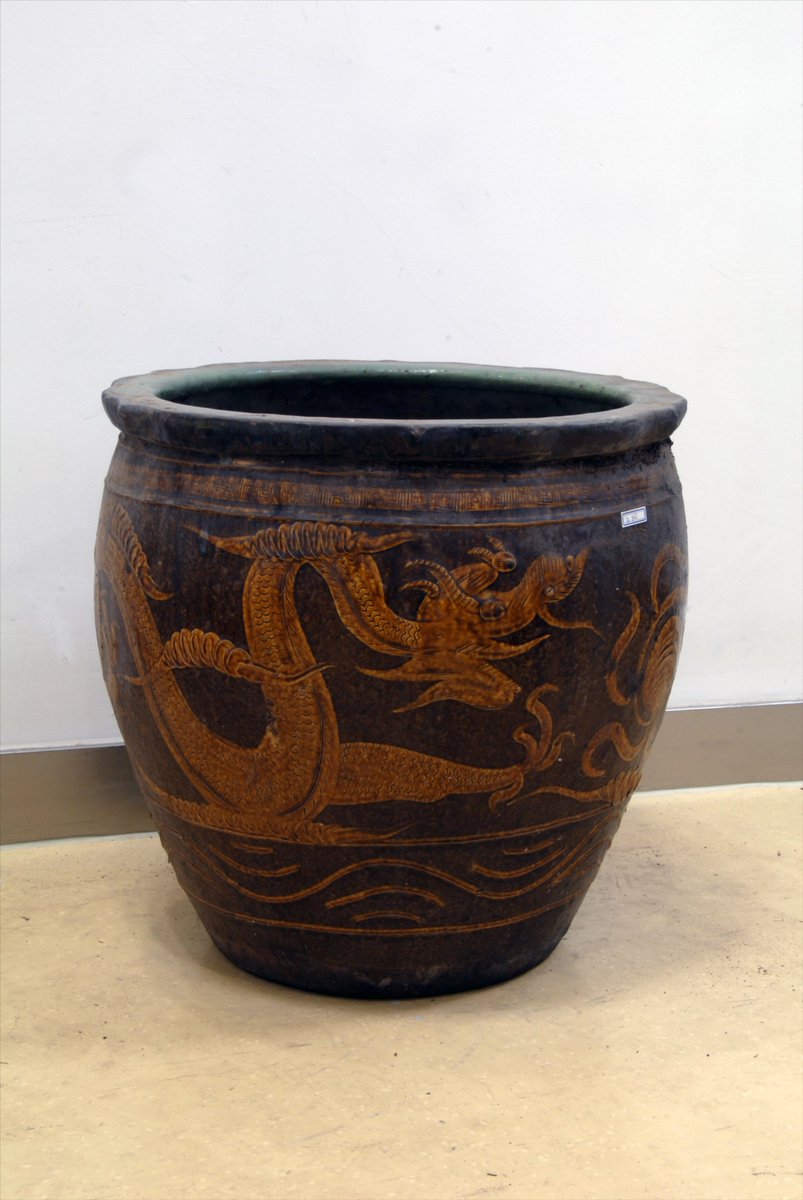 LOUISZHUANG2's tweet photo. [At the 独缸蔡勇墩 site, a unique old pottery jar stands tall, a precious cultural relic waiting to be discovered.]， https://t.co/bollNzuAcp