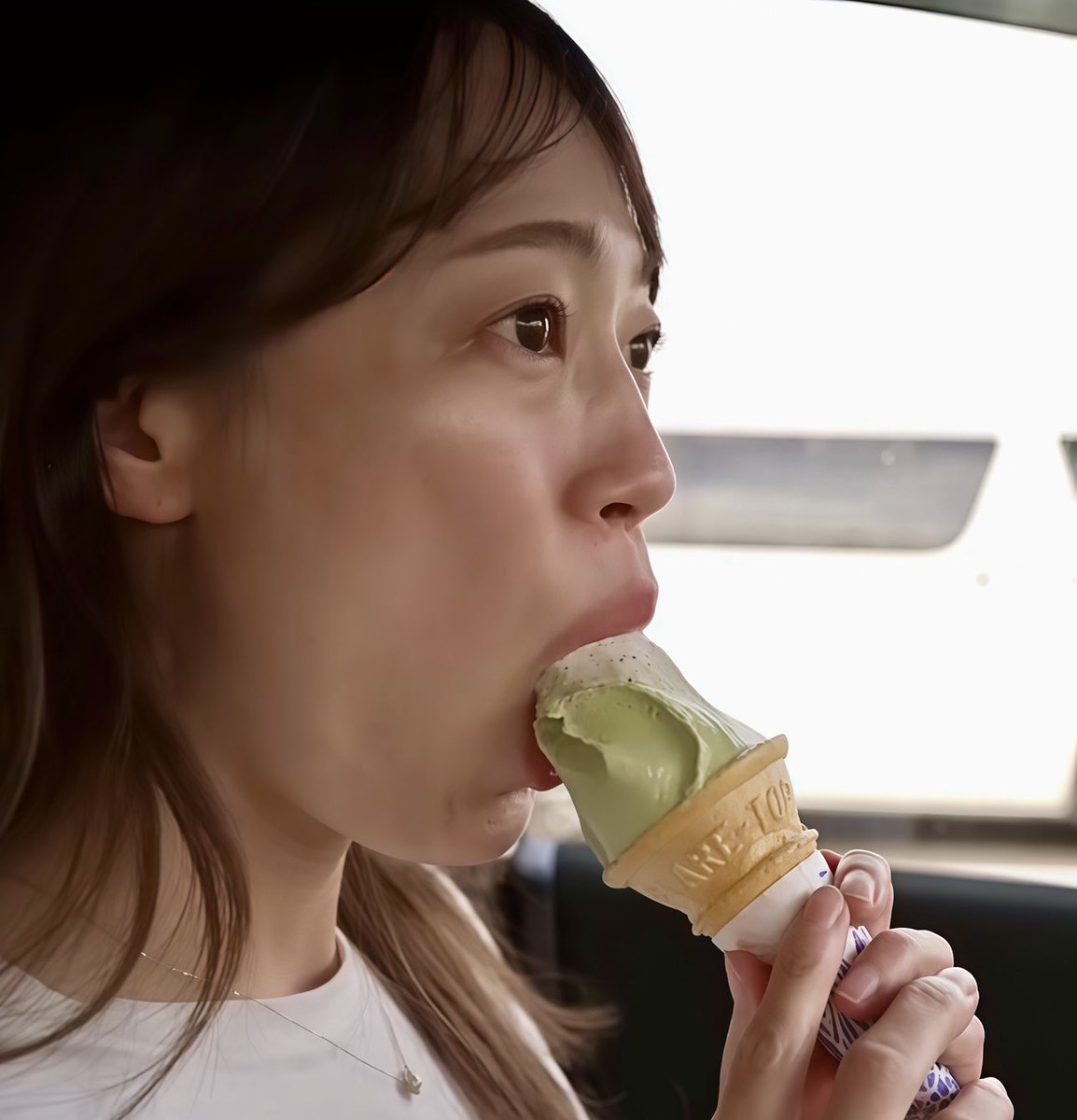 manpukumanchy's tweet photo. アイスの食べ方を知っている人妻 https://t.co/BOTwXwBIQJ
