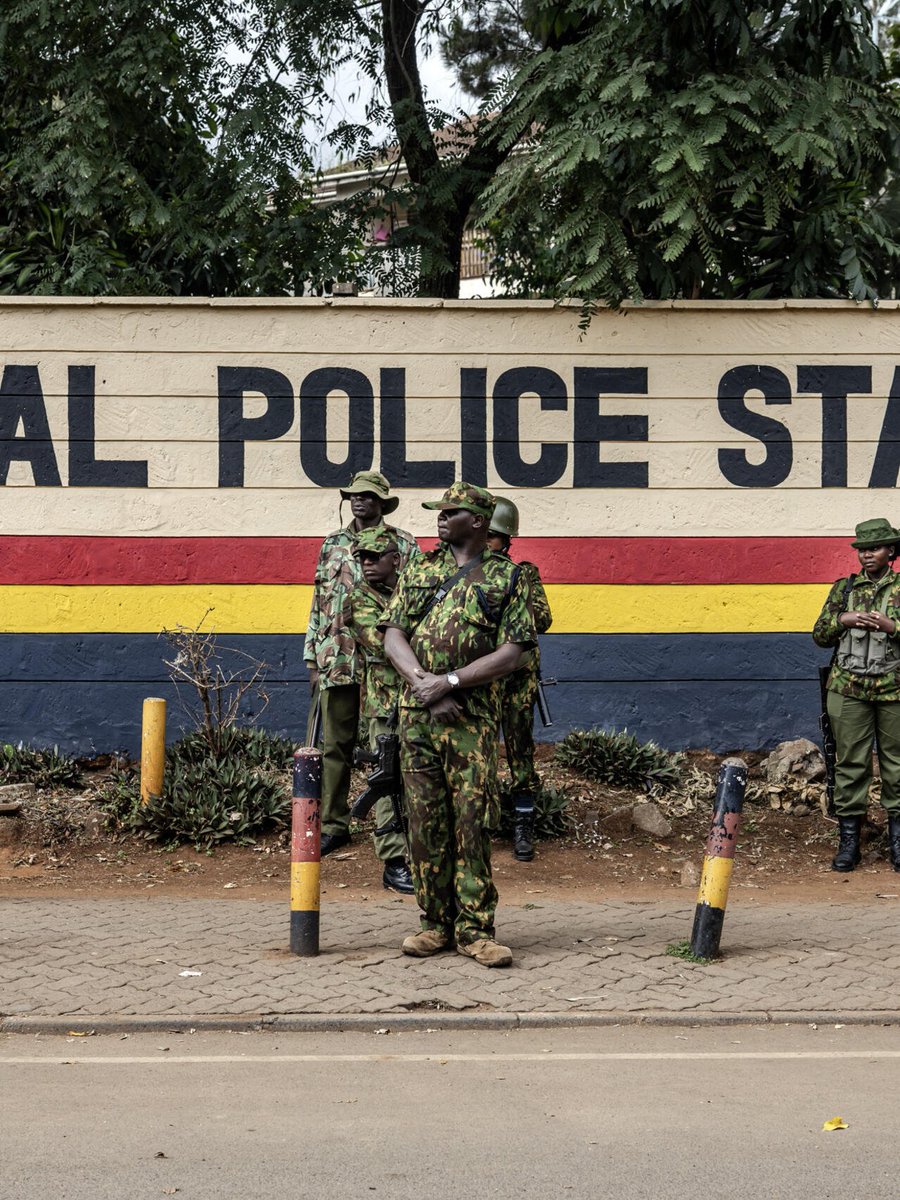 planetsoil's tweet photo. @IanBobby_ @MotlatlePh33028 @ThandyM30 @BBCNews Ask Kenyan people who live in South Africa about us being colonized. Sometimes do your research. But i understand hungry is rife in Kenya. Look at your police 😂😂😂😂😂. Government can't even provide safety boots 😂😂😂 https://t.co/YKfxTEvAtD