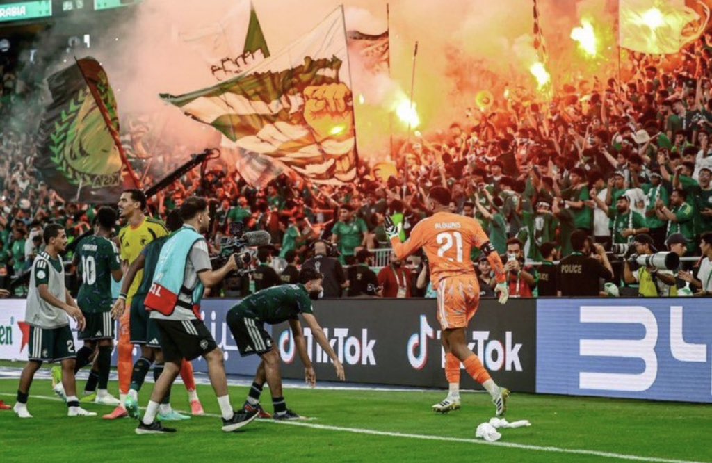 Fa1iin's tweet photo. من قلب المعركة… إلى عرش الخليج 💚🏆
#السعودية_الامارات https://t.co/HR7yB0Cvfc