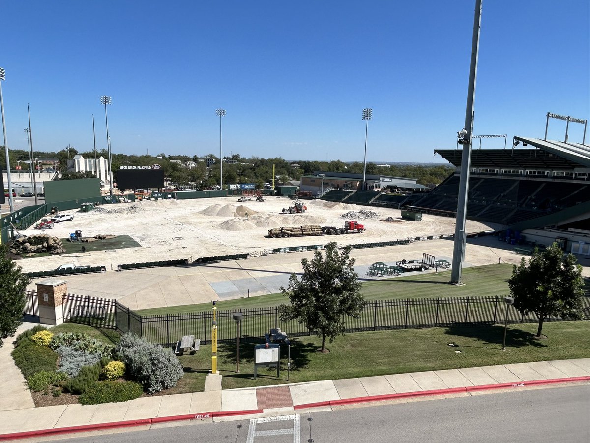 UTfan25's tweet photo. Old turf is history at Disch-Falk. New @FieldTurf going in this fall along with @Daktronics videoboards along outfield walls for @TexasBaseball. #DakSchool #HookEm https://t.co/bafZz1jfWt