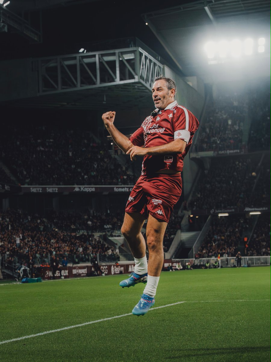 FCMetz's tweet photo. Les émotions 🥺

𝟬𝟲.𝟭𝟬.𝟮𝟲 | 𝗝𝘂𝗯𝗶𝗹𝗲́ 𝗥𝗼𝗯𝗲𝗿𝘁 𝗣𝗶𝗿𝗲̀𝘀 https://t.co/Rn9IVa1Q49