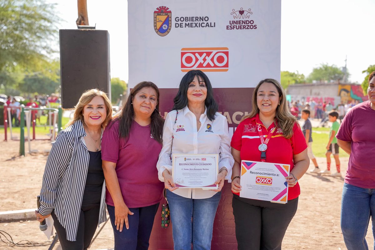 GobiernoMxl's tweet photo. ¡Seguimos recuperando espacios para nuestras familias!
En Parajes de Oriente entregamos un parque rehabilitado gracias a la unión de esfuerzos con @Tiendas_OXXO, un lugar para convivir, jugar y hacer comunidad.
#GobiernoDeMexicali https://t.co/ntvtbv4SRK