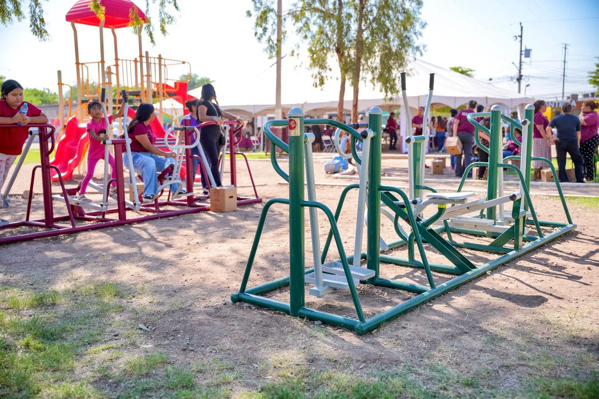 GobiernoMxl's tweet photo. ¡Seguimos recuperando espacios para nuestras familias!
En Parajes de Oriente entregamos un parque rehabilitado gracias a la unión de esfuerzos con @Tiendas_OXXO, un lugar para convivir, jugar y hacer comunidad.
#GobiernoDeMexicali https://t.co/ntvtbv4SRK