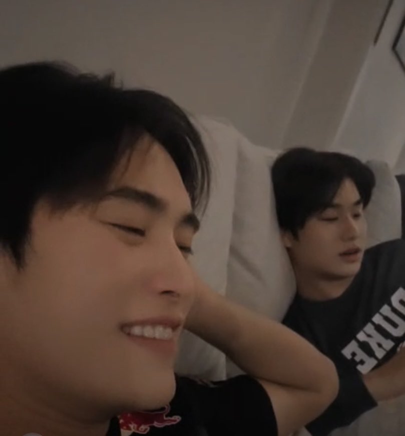 geminifourthsp's tweet photo. Madrugada en Tailandia y estos dos de juerga. Mañana se van a acordar 😅

#GeminiLiveIG 
#Gemini_NT https://t.co/siGsj6HMwi