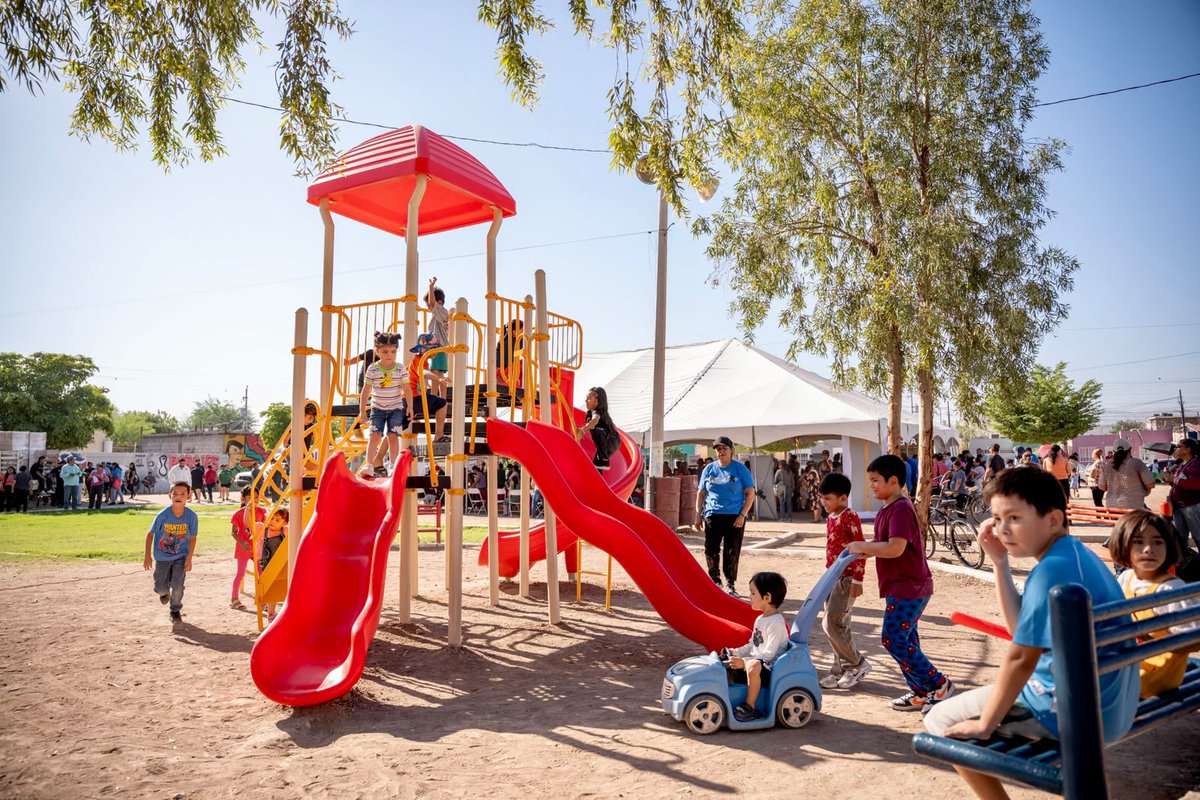 GobiernoMxl's tweet photo. ¡Seguimos recuperando espacios para nuestras familias!
En Parajes de Oriente entregamos un parque rehabilitado gracias a la unión de esfuerzos con @Tiendas_OXXO, un lugar para convivir, jugar y hacer comunidad.
#GobiernoDeMexicali https://t.co/ntvtbv4SRK