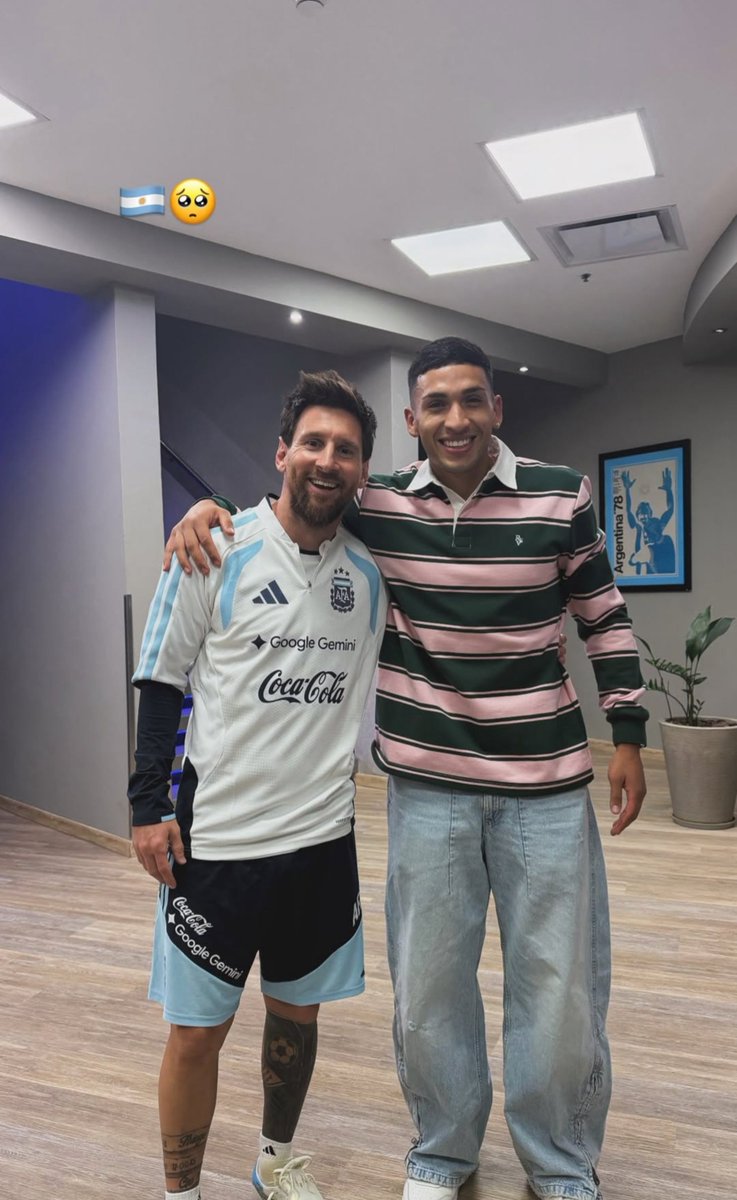 briisapr's tweet photo. el mejor jugador del mundo y messi https://t.co/ZcI04P4GXp