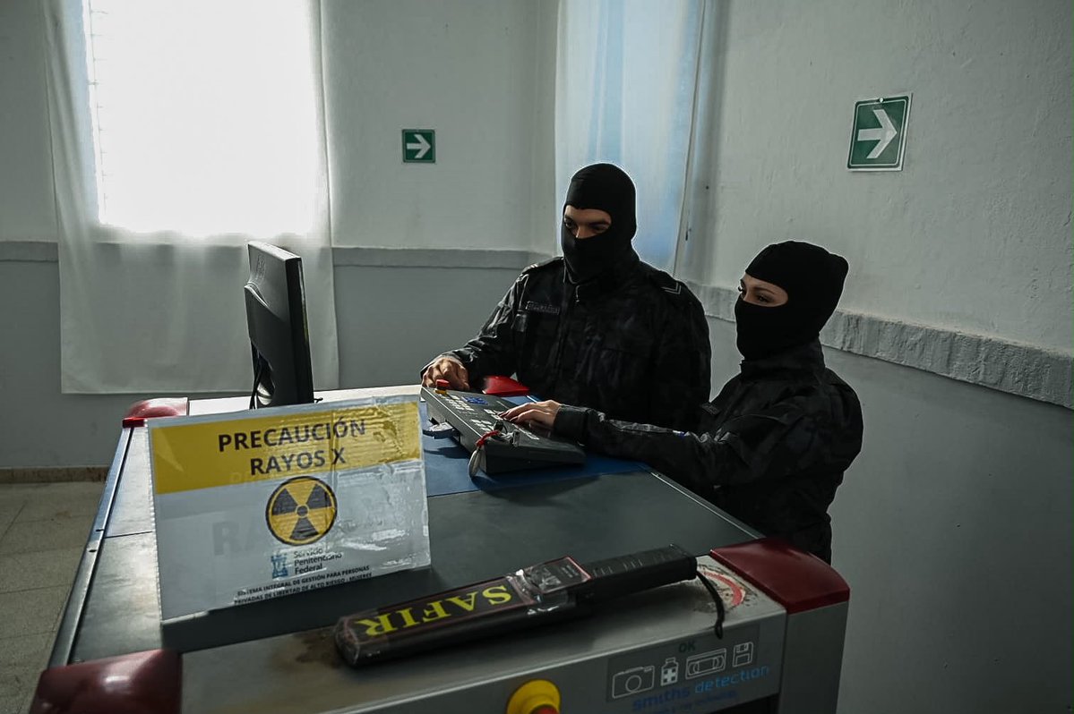 AleMonteoliva's tweet photo. LA CÁRCEL NO ES UNA OFICINA DEL DELITO

Lo hicimos con los hombres más peligrosos. Ahora damos el mismo paso con las mujeres que pretenden seguir liderando organizaciones criminales desde adentro.

Inauguramos el pabellón de alto riesgo para mujeres en Ezeiza: 16 internas bajo un régimen específico de seguridad y control, aisladas e incomunicadas.

Estar presa significa estar presa. Nada de privilegios.

El que las hace, las paga. Ley y orden.