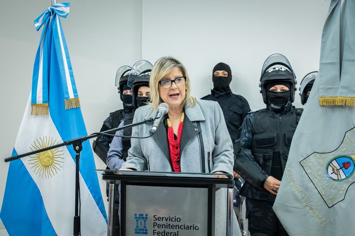 AleMonteoliva's tweet photo. LA CÁRCEL NO ES UNA OFICINA DEL DELITO

Lo hicimos con los hombres más peligrosos. Ahora damos el mismo paso con las mujeres que pretenden seguir liderando organizaciones criminales desde adentro.

Inauguramos el pabellón de alto riesgo para mujeres en Ezeiza: 16 internas bajo un régimen específico de seguridad y control, aisladas e incomunicadas.

Estar presa significa estar presa. Nada de privilegios.

El que las hace, las paga. Ley y orden.