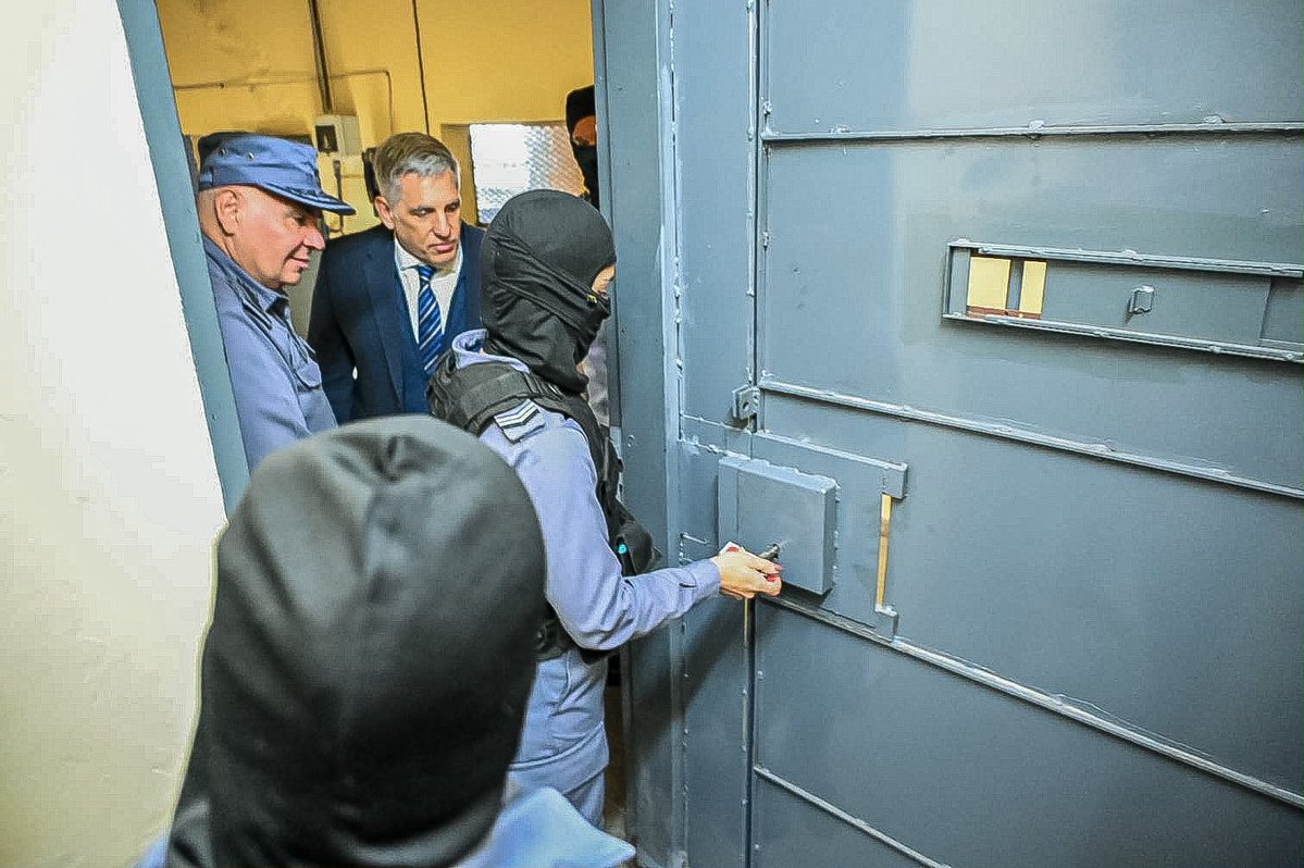 AleMonteoliva's tweet photo. LA CÁRCEL NO ES UNA OFICINA DEL DELITO

Lo hicimos con los hombres más peligrosos. Ahora damos el mismo paso con las mujeres que pretenden seguir liderando organizaciones criminales desde adentro.

Inauguramos el pabellón de alto riesgo para mujeres en Ezeiza: 16 internas bajo un régimen específico de seguridad y control, aisladas e incomunicadas.

Estar presa significa estar presa. Nada de privilegios.

El que las hace, las paga. Ley y orden.