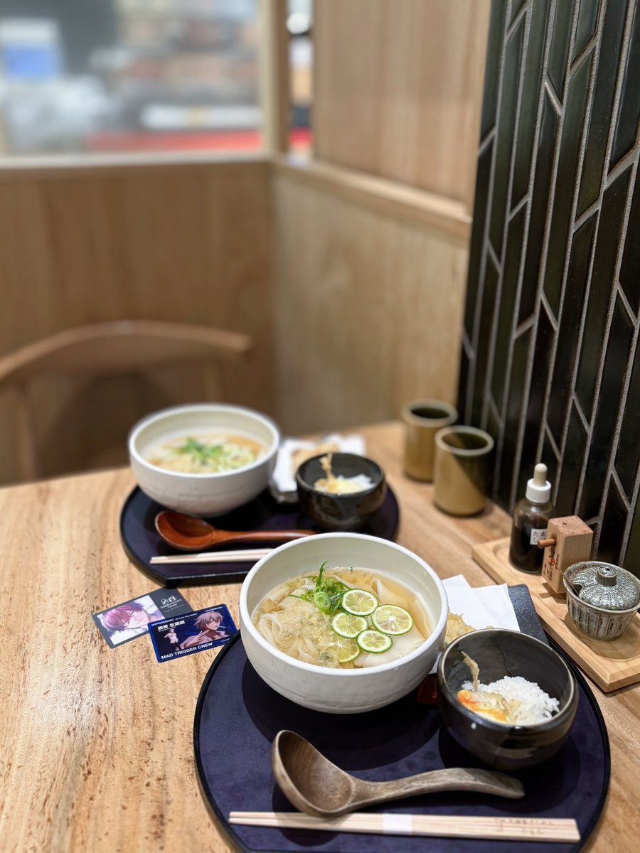 samanyanko11's tweet photo. 📍天麩羅きしめん たもん（名古屋/中日ビル）

きしめんはもちろん、セット頼むとついてくるたまご飯と天ぷらも超美味しかった😋🎶 https://t.co/MGAixf3XXz