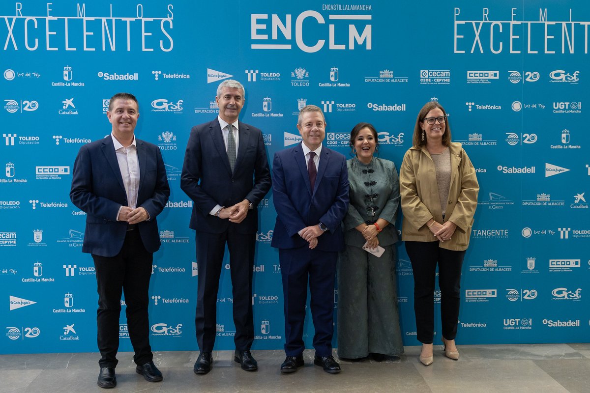 EstherPadillaR's tweet photo. Siempre es un gusto acudir a los #PremiosExcelentes de @Enclmdiario 

Felicidades a Mar y a todo el equipo por la organización 👏 y por descubrirnos, cada año, nuevas historias de personas con mucho corazón y pasión.

Sin duda, talento y excelencia no faltan en #CLM. Enhorabuena a todos los premiados y las premiadas.