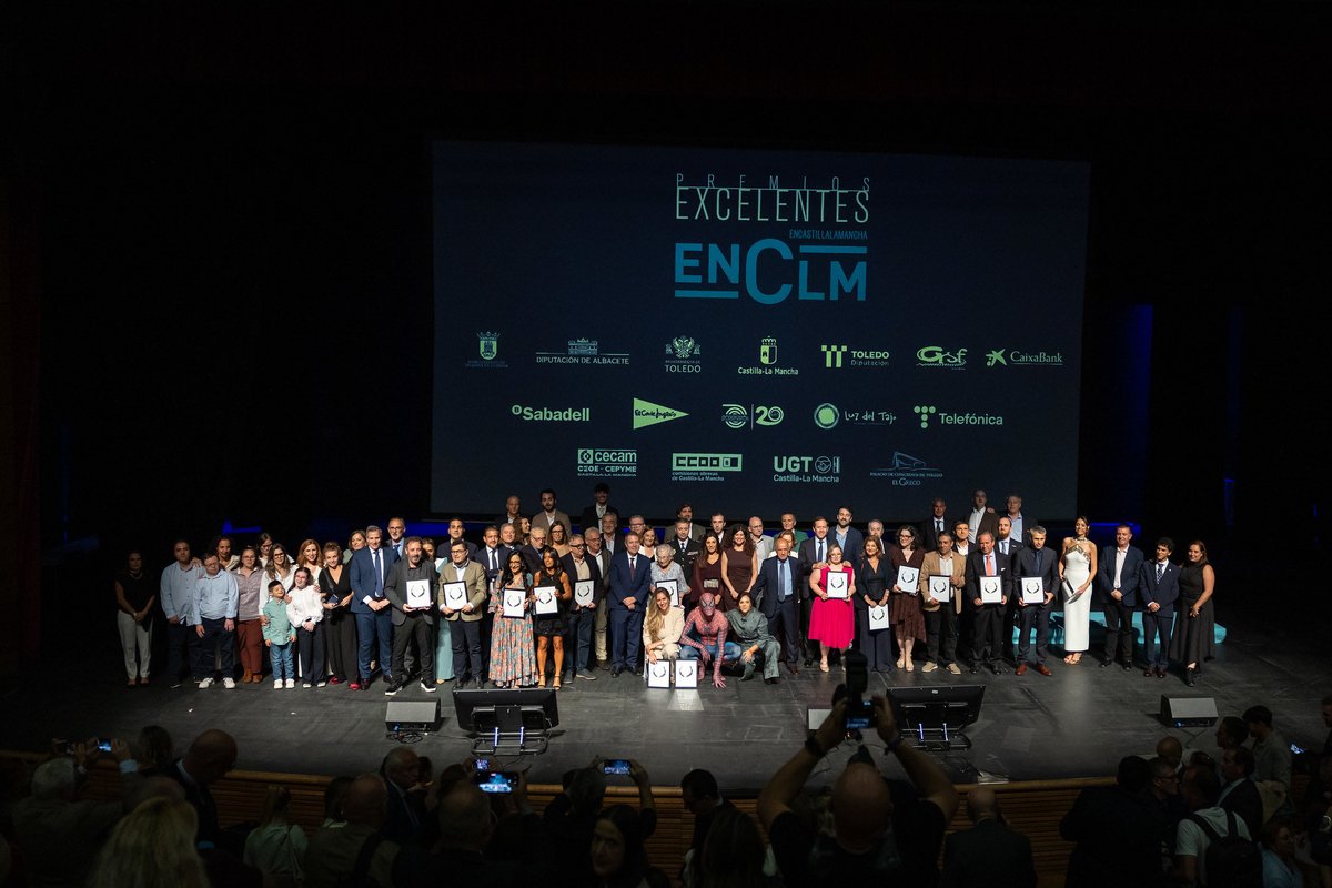 EstherPadillaR's tweet photo. Siempre es un gusto acudir a los #PremiosExcelentes de @Enclmdiario 

Felicidades a Mar y a todo el equipo por la organización 👏 y por descubrirnos, cada año, nuevas historias de personas con mucho corazón y pasión.

Sin duda, talento y excelencia no faltan en #CLM. Enhorabuena a todos los premiados y las premiadas.