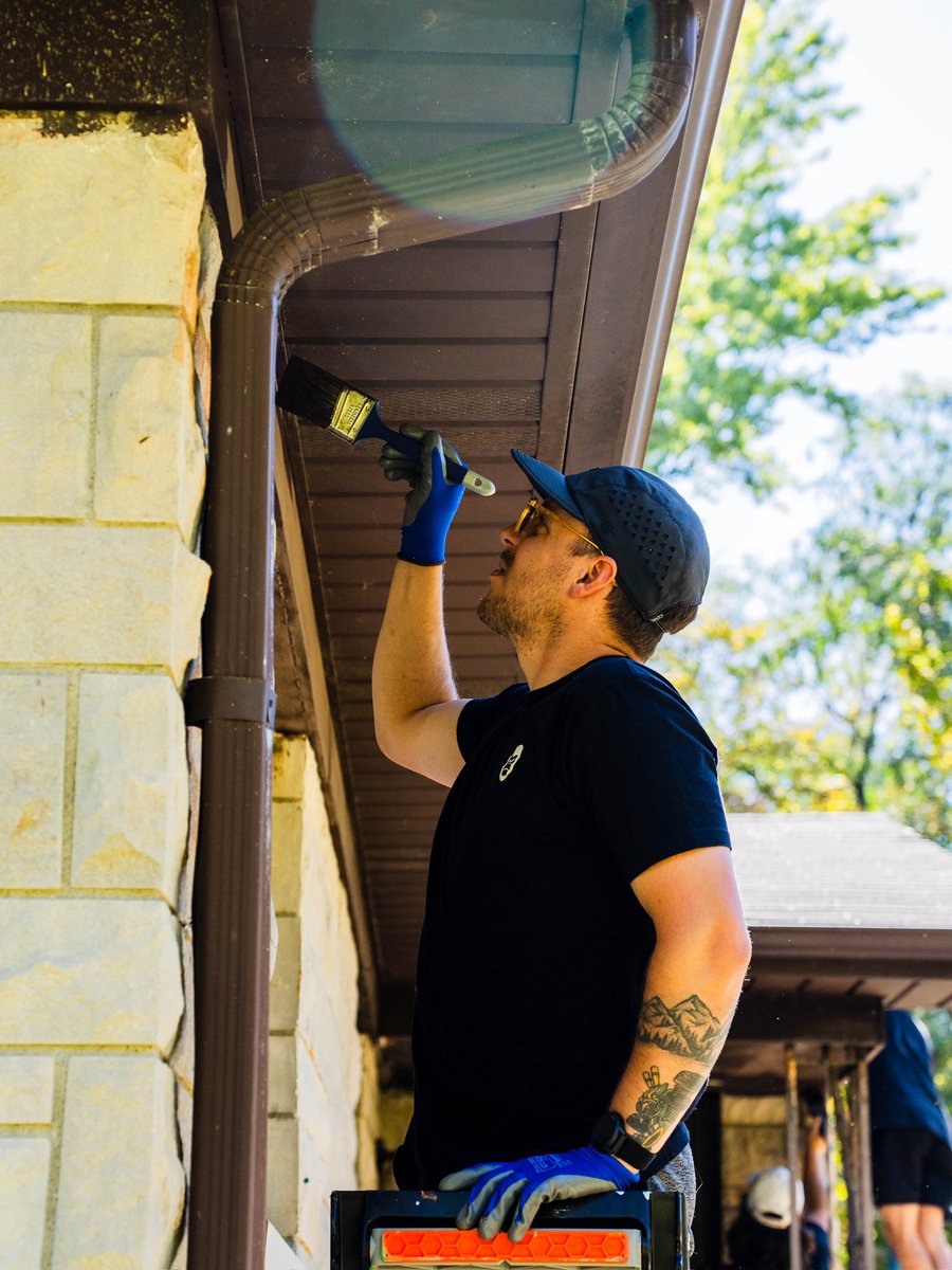 CGRTeams's tweet photo. One team, one planet. Building a more resilient community, one brushstroke at a time! 🎨🌱 For Green Sports Day, we helped paint at Eagle Creek Park’s HQ in Indianapolis.
 
#GreenSportsDay https://t.co/NV4c8jV5K5