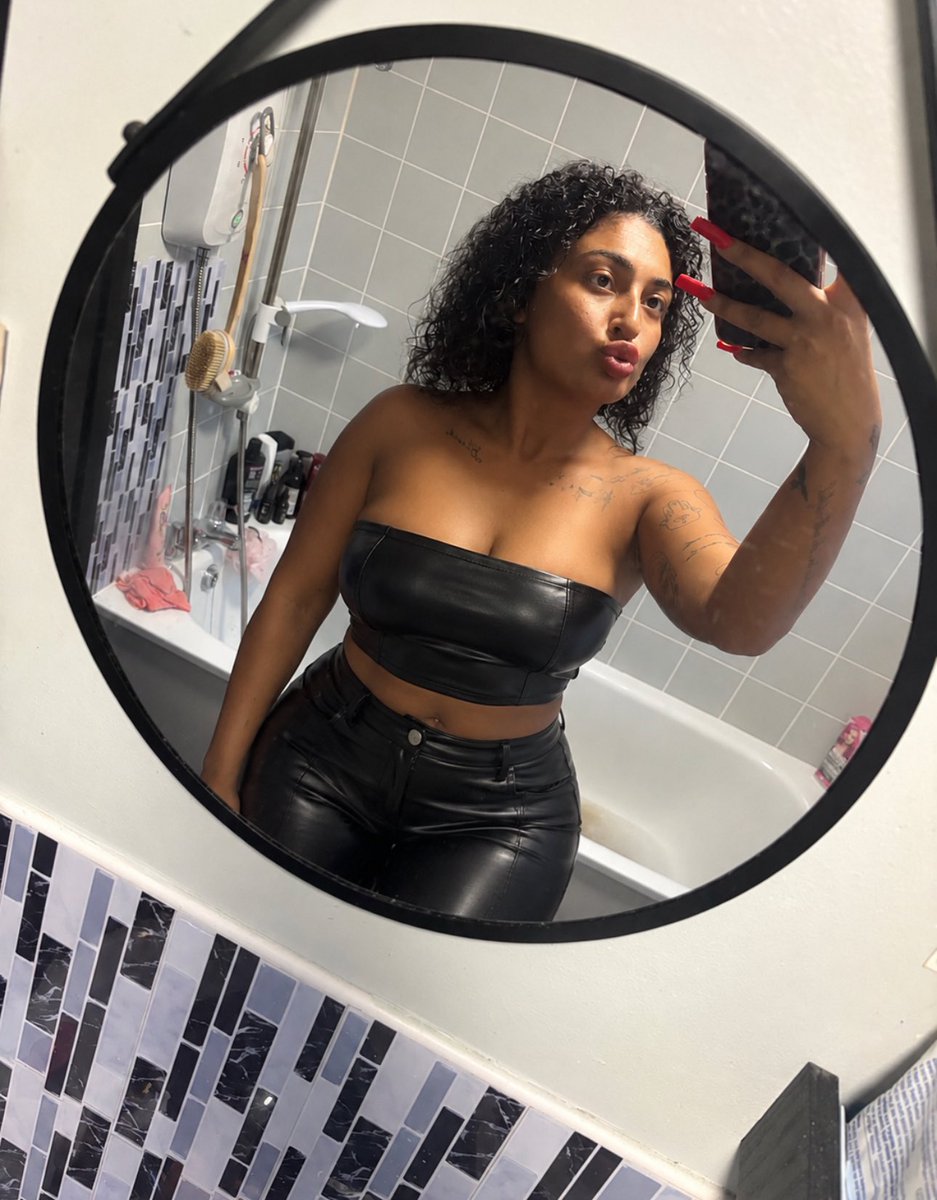 curlybratjadaa's tweet photo. So I'm NOT replying without an initial tribute. Feel free to send me 1000 messages 🥱you still won't get a reply 😂🤡

No man deserves my attention just because he WANTS it 😼Your desire and your feelings mean NOTHING to me🖕 https://t.co/7qeB3WWNeJ