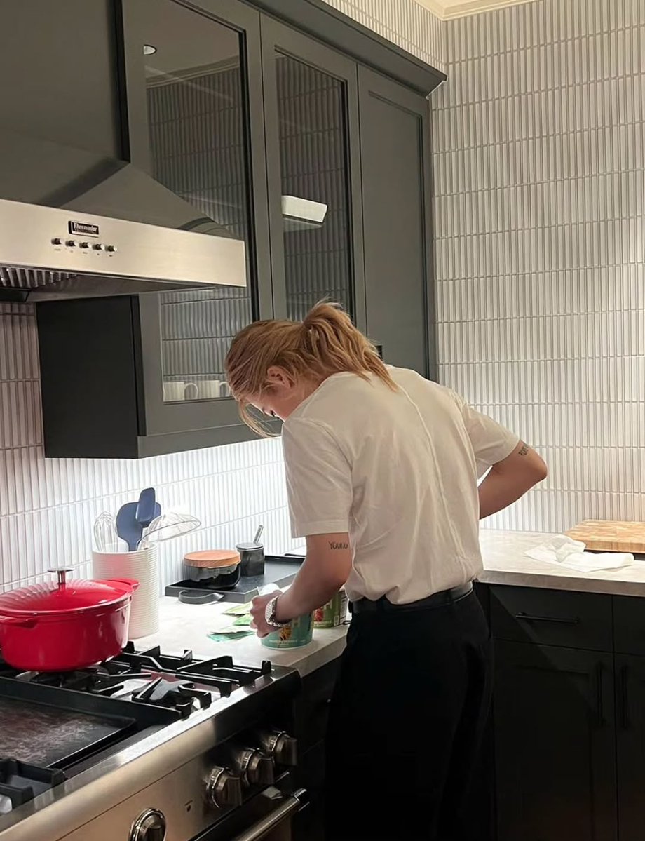 JiminLatinoFB's tweet photo. 🐥 De pequeño, era muy quisquilloso para comer. Pero mi mamá no me lo ponía difícil. Siempre preparaba una comida enorme. Pero tampoco podía comerla toda. Porque ella también era muy quisquillosa para comer. 

🐥 Ya sabes, no se me da bien el marisco. Pero era peor de pequeño.
Evitaría cosas como verduras, legumbres y mariscos, cualquier cosa que tuviera un olor fuerte.

🐥 La mayoría de las mamás dirían: "Tienes que comer sano". Pero mamá decía: "¿Tú no puedes comerlas? Yo tampoco". 😂😂 

🐥 Ahora que soy mayor, como de forma más equilibrada. Mi mamá se sorprendió bastante al verme comer todo lo que había en la mesa. En fin, mamá se sorprendió cuando la llevé a comer fuera. Pedí arroz Gondre. Recuerdo que me dijo: "¿Tú comes esto?".