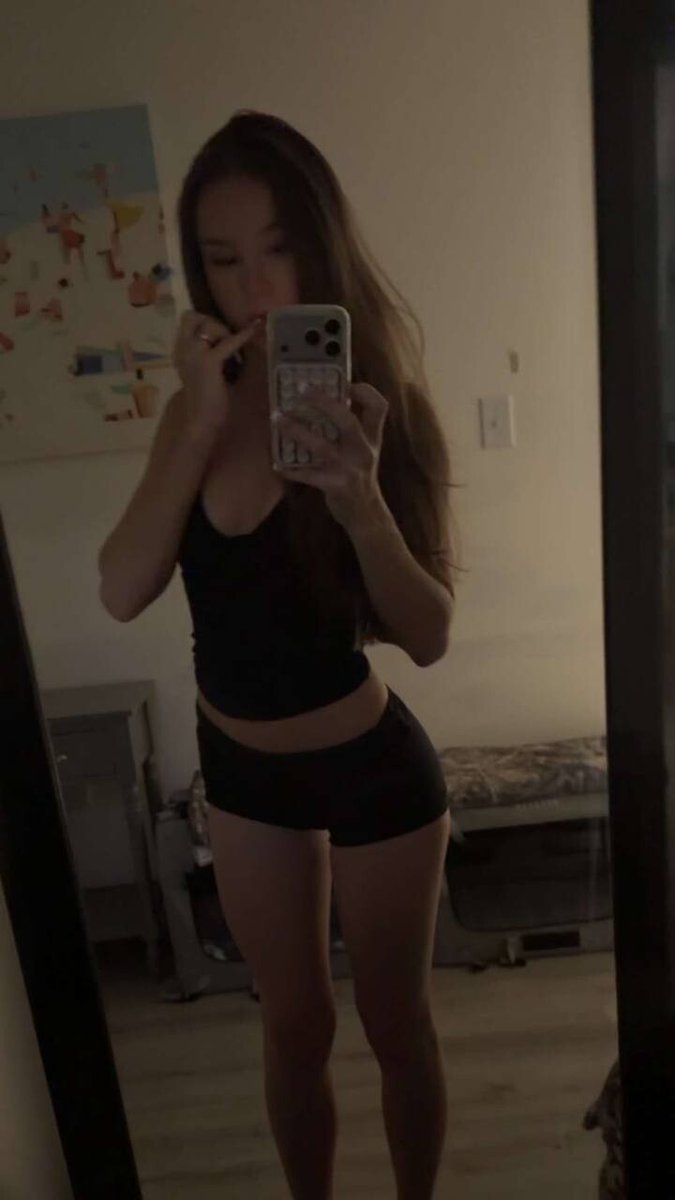 juliaxgracex's tweet photo. lowkey wishing this mirror pic was a 'you are here' pic https://t.co/cKU31nvm5a