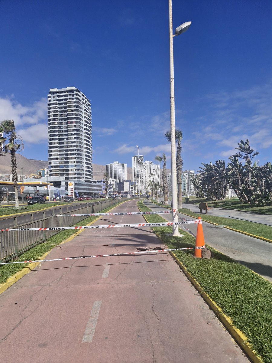 LucyOli89870359's tweet photo. Por desgracia la ciclovia de la costanera presenta un levantamiento en una administración normal su arreglo llevaría tres días como es #Iquique nadie sabe si lo arreglaran ( el pesimismo se ha tomado esta cuenta) https://t.co/p8JcMQHCAh