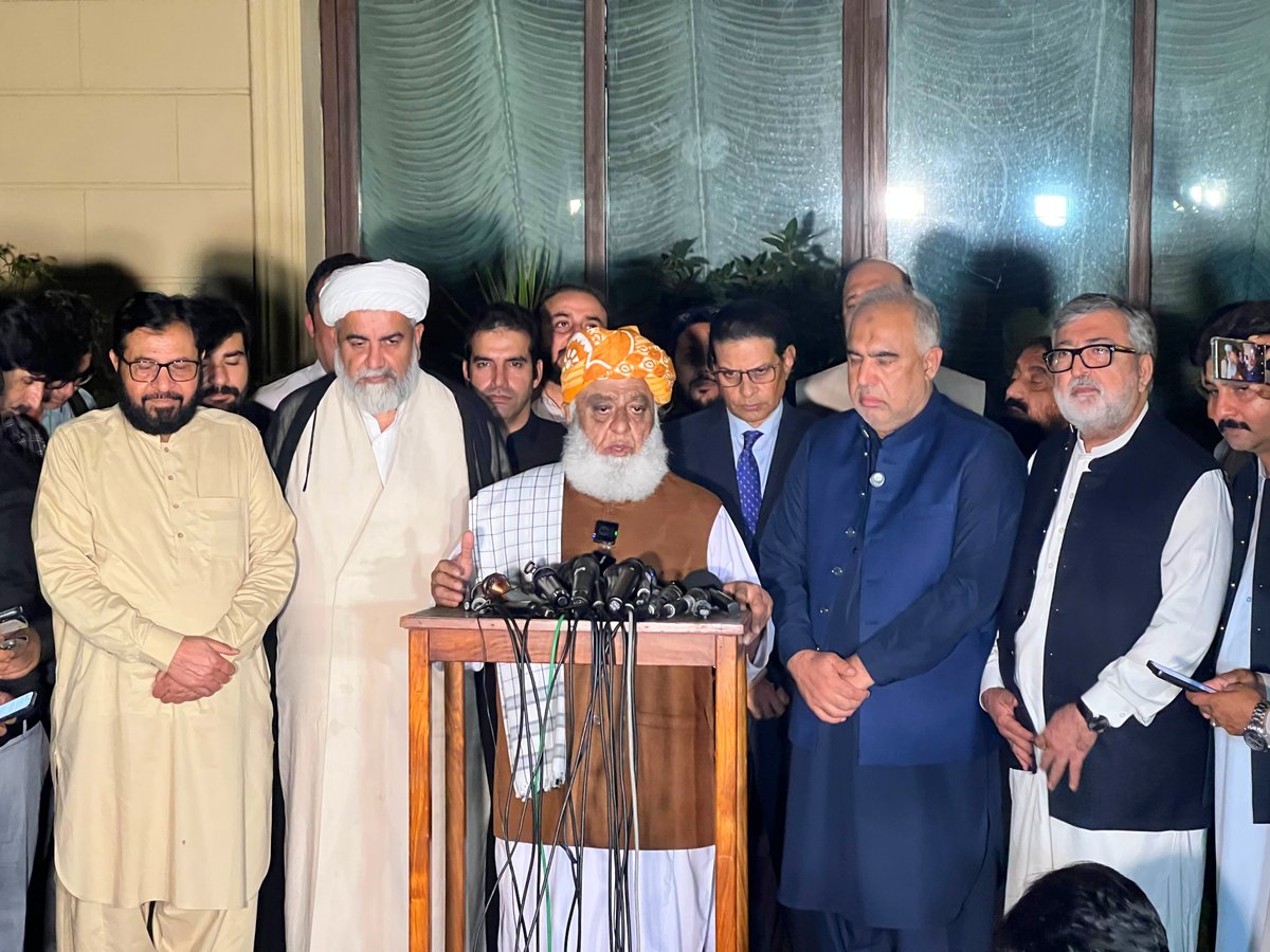 juipakofficial's tweet photo. اسلام آباد: امیر جےیوآئی مولانا فضل الرحمٰن اور اپوزیشن کے دیگر رہنما میڈیا کے نمائندوں سے گفتگو کر رہے ہیں۔ https://t.co/2tNUFa80SI
