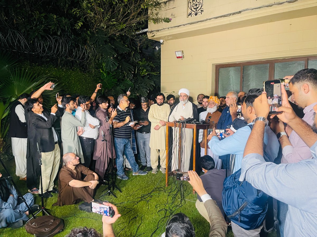juipakofficial's tweet photo. اسلام آباد: امیر جےیوآئی مولانا فضل الرحمٰن اور اپوزیشن کے دیگر رہنما میڈیا کے نمائندوں سے گفتگو کر رہے ہیں۔ https://t.co/2tNUFa80SI