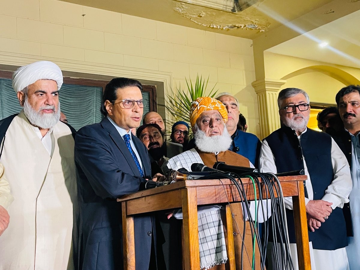 juipakofficial's tweet photo. اسلام آباد: امیر جےیوآئی مولانا فضل الرحمٰن اور اپوزیشن کے دیگر رہنما میڈیا کے نمائندوں سے گفتگو کر رہے ہیں۔ https://t.co/2tNUFa80SI
