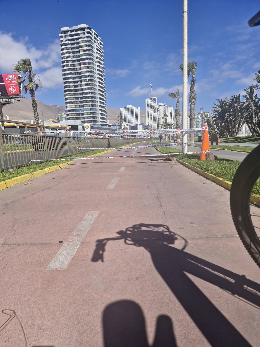 LucyOli89870359's tweet photo. Por desgracia la ciclovia de la costanera presenta un levantamiento en una administración normal su arreglo llevaría tres días como es #Iquique nadie sabe si lo arreglaran ( el pesimismo se ha tomado esta cuenta) https://t.co/p8JcMQHCAh