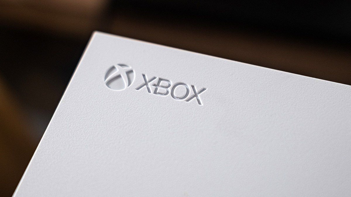 MikeLau1618's tweet photo. Xbox 精英手柄 3 代，可能被微软自己的官网「说漏嘴」了。有网友翻了 Xbox Design Lab（官方那个能自己定制手柄配色的网站）的后台，挖出一堆新手柄的配置记录和 3D 模型，代号 Edessa。

最戳人的是摇杆：2 代用的是容易漂移的老式电位器摇杆，这次可能换成霍尔和 TMR 两种磁感应摇杆让你挑，漂移这个老毛病有望治好。震动也要升级成更细腻的音圈马达，有点像 PS5 手柄那种手感，还多了一个专门调音量的滚轮，背键和十字键也有好几种能换。

不过原始文件已经被删，先打个问号。2 代出了七年，你手上那只漂了没？修好漂移会让你换吗？

#Xbox #XboxElite #游戏手柄 #霍尔摇杆 #游戏