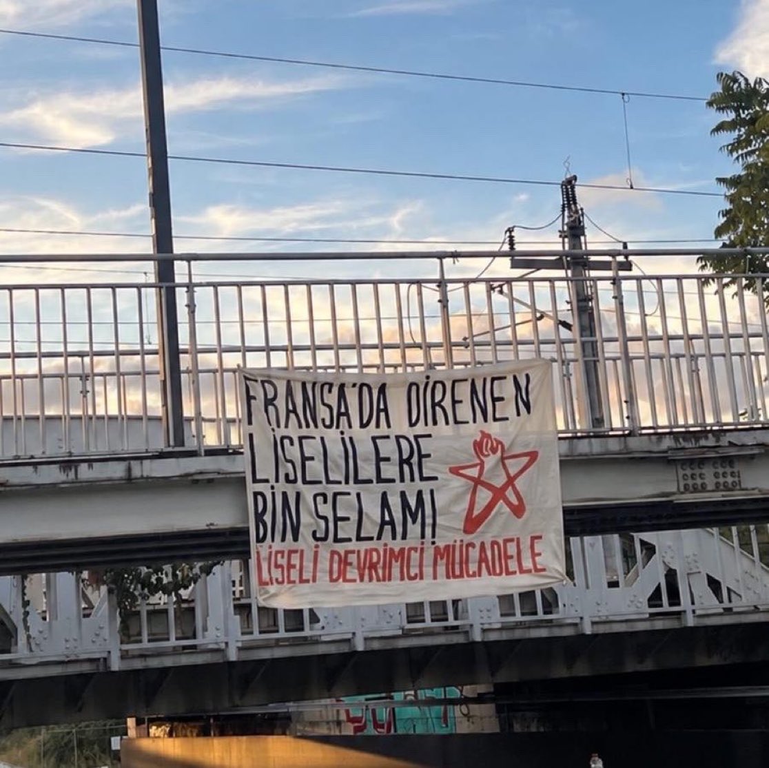 mandat_media's tweet photo. 🇫🇷🇹🇷 -LA MOBILISATION DES LYCÉENS FRANÇAIS REÇOIT DU SOUTIEN DEPUIS LA TURQUIE

À Istanbul, le collectif militant lycéen Liseli Devrimci Mücadele a affiché une banderole en soutien aux jeunes mobilisés en France :

« Mille salutations aux lycéens qui résistent en France ! »

Alors que la mobilisation se poursuit dans les lycées français, des messages de solidarité commencent donc à arriver de l’étranger.

📸 Source : @lisdevmucadele 

#Lycéens #Mobilisation #France #Turquie