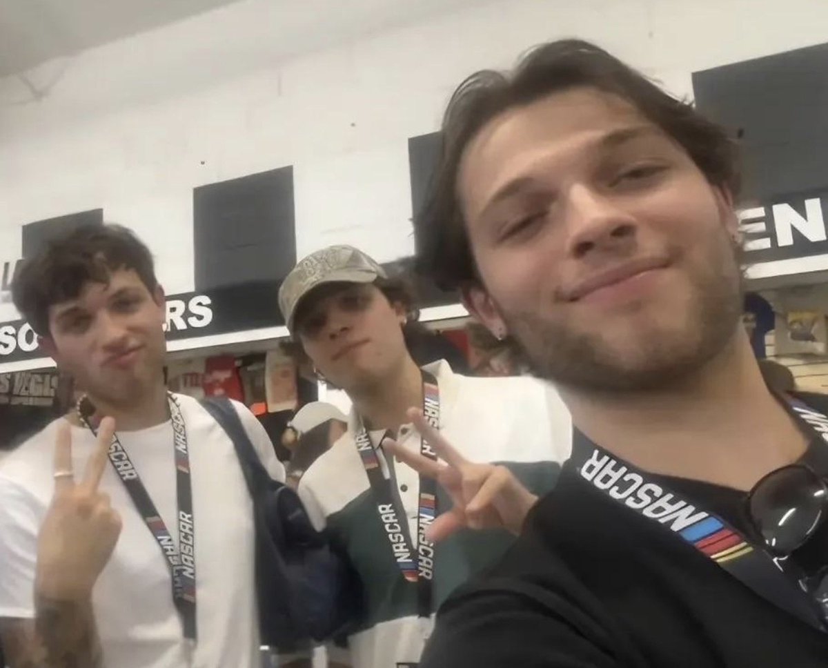SturnioloUpd's tweet photo. 📸 | New picture of the Sturniolos in Las Vegas! 10/06/26 https://t.co/n34oNCQKyq