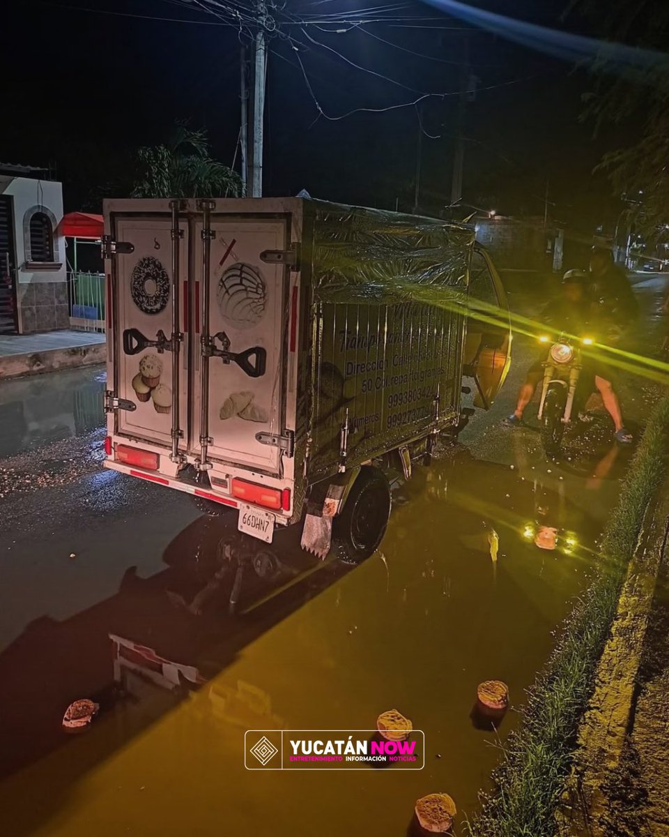 Yucatan_Now's tweet photo. Panadero CAE EN BACHE y termina con el pan regado en la calle 🥖⬇️

#Viral
Un panadero sufrió un accidente cuando circulaba por calles de la colonia Reparto Granjas y cayó en un enorme bache.

El percance provocó que el pan que transportaba terminara regado sobre la vialidad, ocasionando la pérdida de toda su venta del día.

El trabajador relató que únicamente sufrió algunos golpes y raspones, además de daños materiales.

El caso quedó expuesto en redes sociales, donde usuarios lamentaron que el hombre perdiera el producto con el que buscaba llevar el sustento a su familia.

#YucatánNow