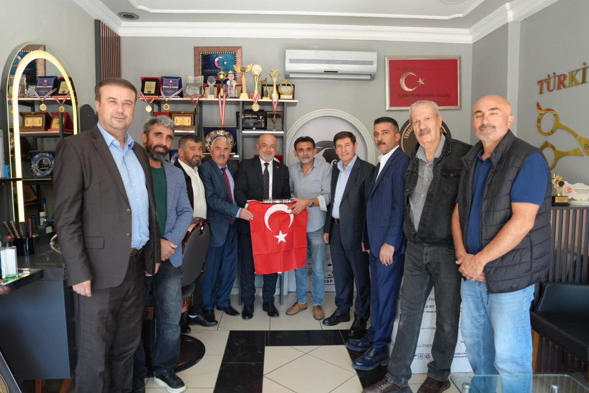 AkKeciorenResmi's tweet photo. Stk ve Halkla İlişkiler Birim Başkanlığımız tarafından düzenlenen Ahilik Haftası Münasebetiyle;

Siyasi ve Hukuki İşler Başkanımız İsmail Özel, Stk ve Halkla İlişkilerden Sorumlu İlçe Başkan Yardımcımız Erdal Çakıroğlu, Bölge Başkanımız Cengiz Yılmaz, Yönetim Kurulu Üyelerimiz Ercan Çağ, Ali Kayaş ve Teşkilat mensuplarımızın katılımıyla; İlçemizde ki esnaflarımızı ziyaret ederek, hediye takdiminde bulunduk.

“Ahilik; alın terinin, helal kazancın, kardeşliğin ve dayanışmanın adıdır.”

@RTErdogan
@hakanhanozcan
@erhansarigol
@AkpartiAnkara
@omerfarukislam